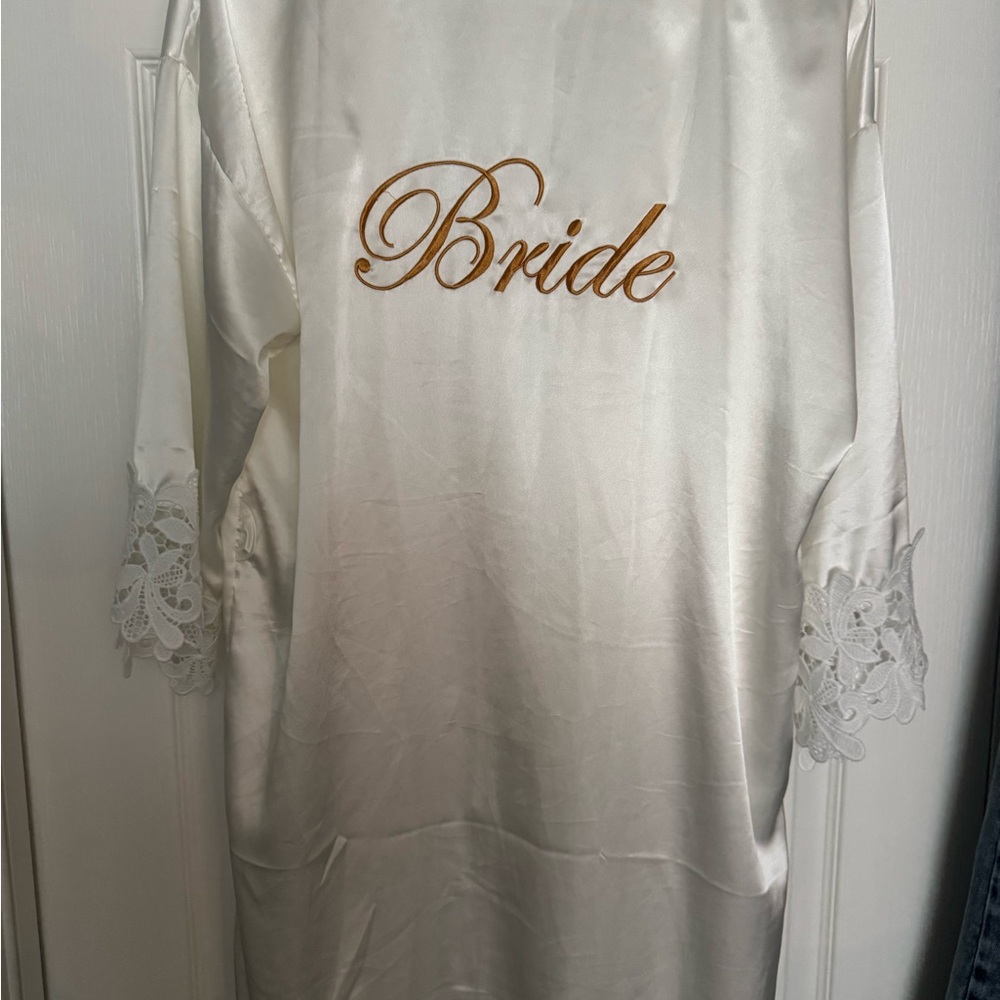 Elegant White Bride Robe with Lace Sleeves